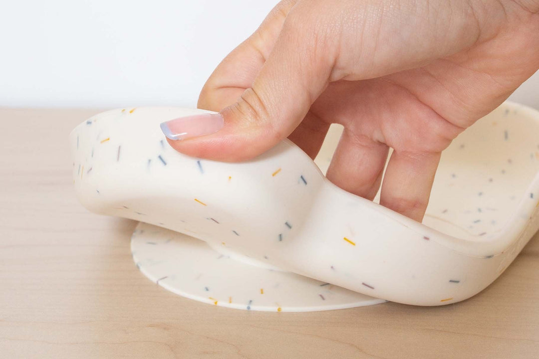 Kinderteller mit Saugfuß aus Silikon Pippa Caramel - the cotton cloud