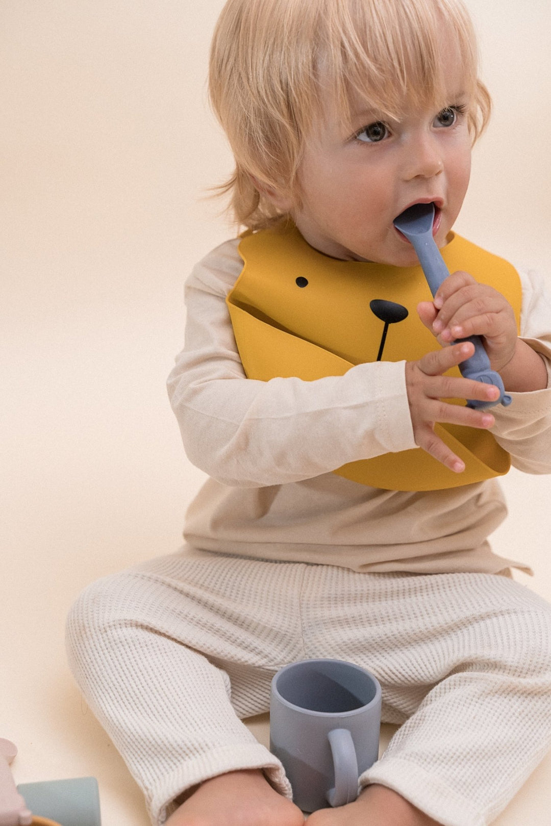 Lätzchen Lili 2er-Set aus Silikon Mustard/Cinnamon - the cotton cloud