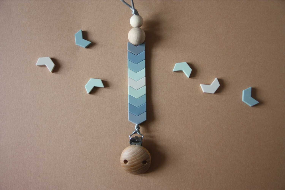 Chevron Schnullerkette aus Silikon Blau - the cotton cloud